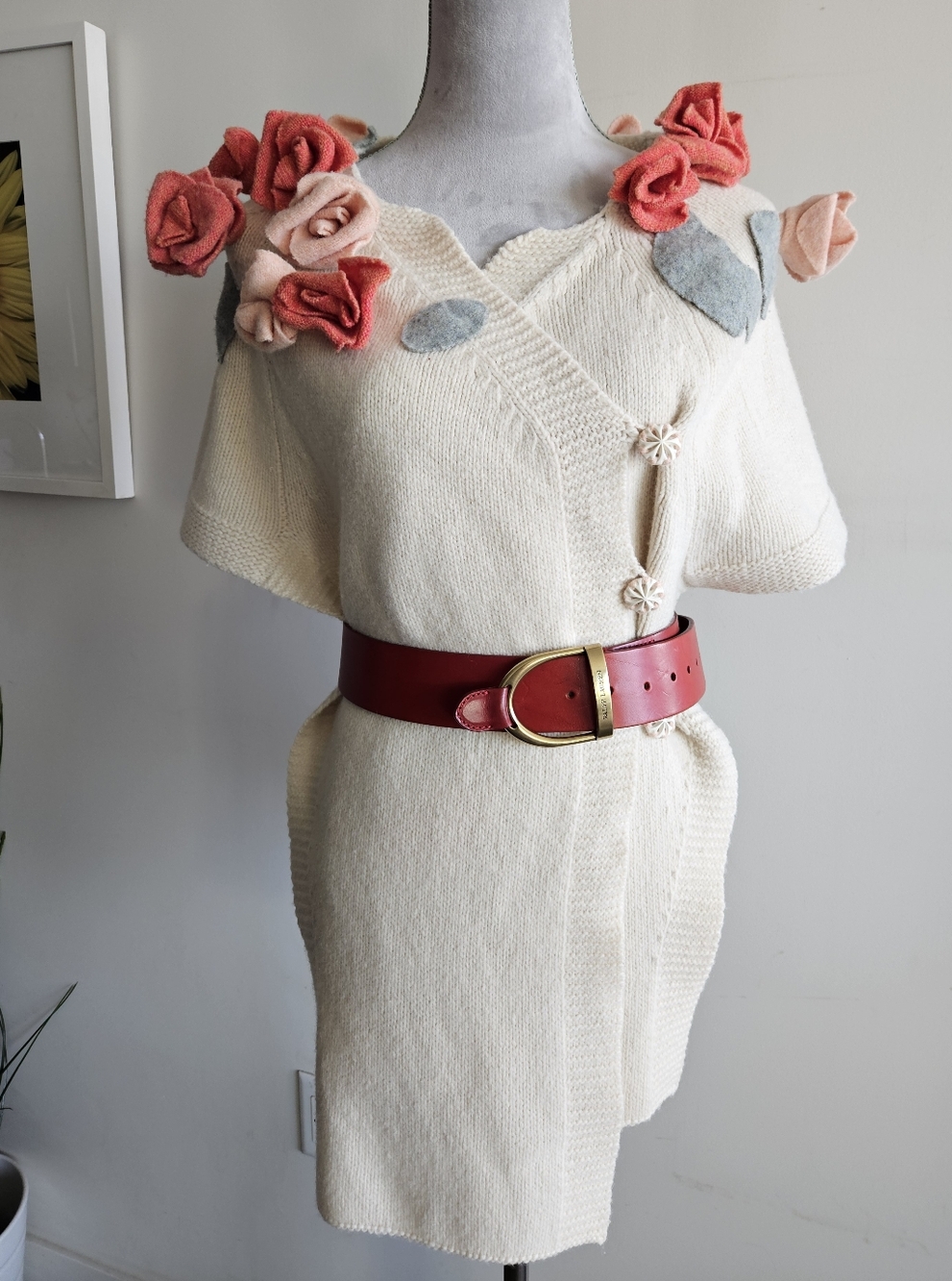 ANTHRO 3-D Roses Poncho - Picture 10 of 16